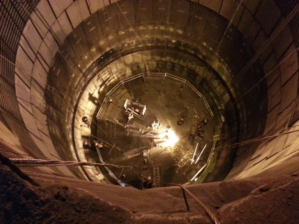 Interior de un depósito circular industrial durante una obra supervisada por Ipreco