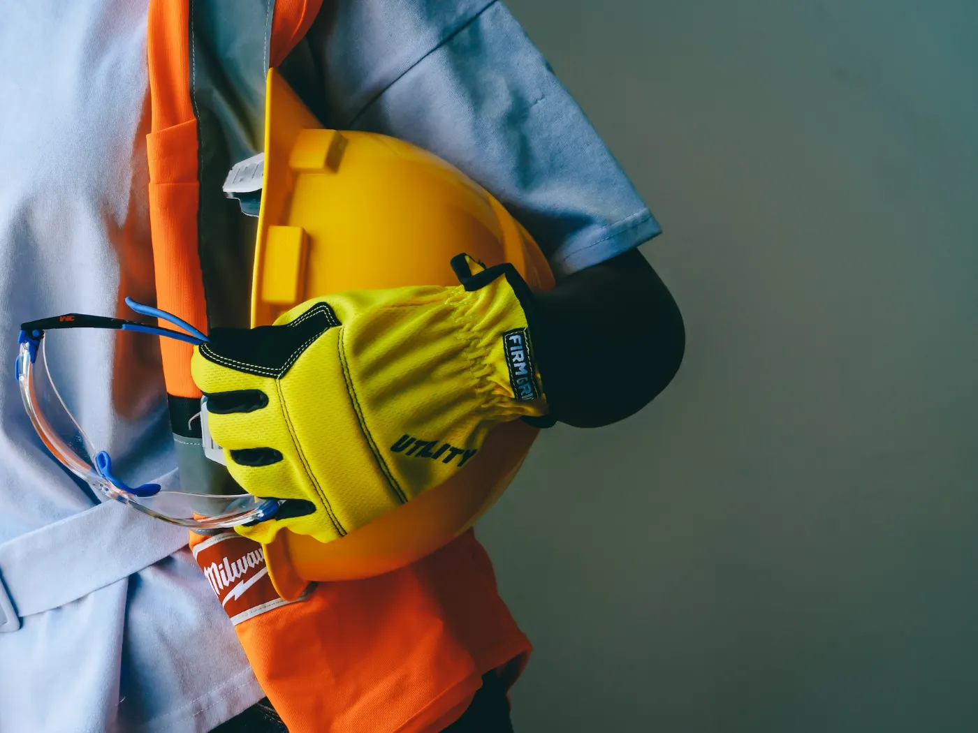 Técnico de prevención con casco y guantes de seguridad